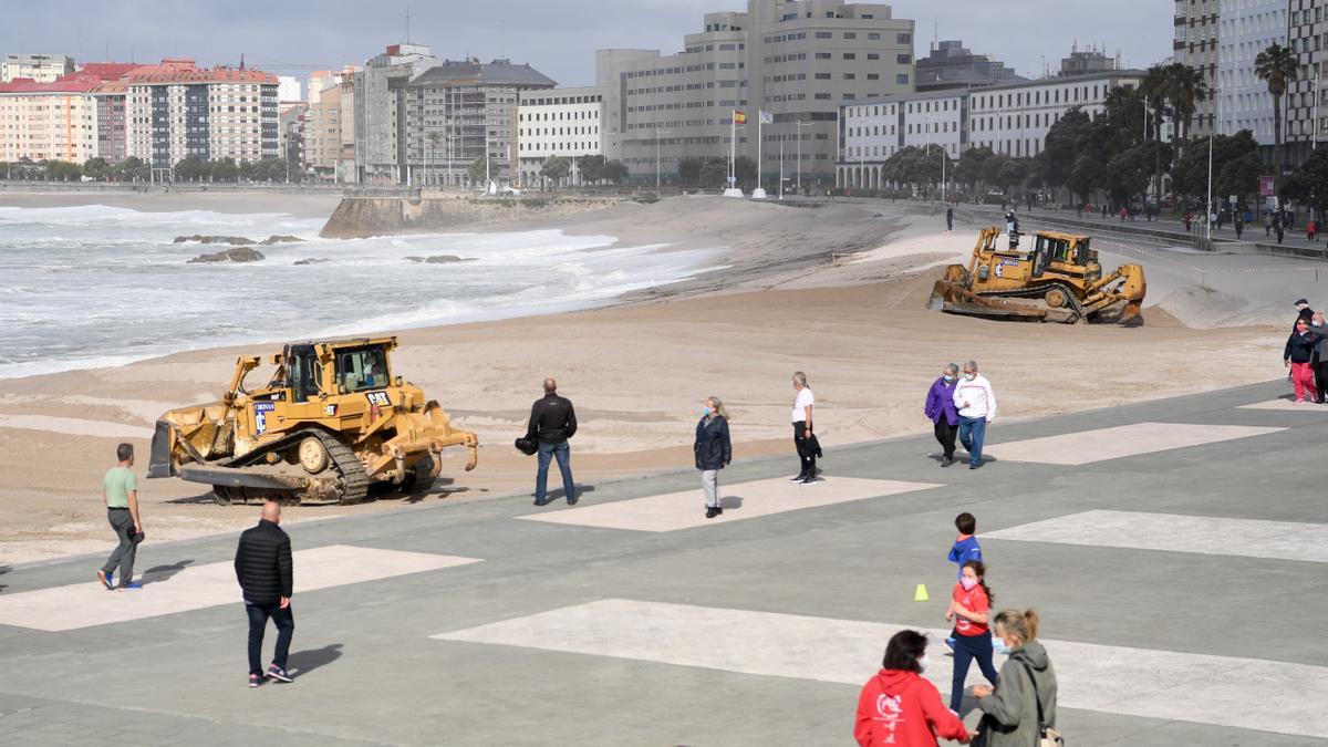 Comienza la retirada de la duna en la playa de Riazor