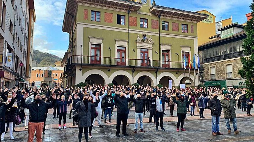 Protesta de hosteleros y comerciantes de Langreo.