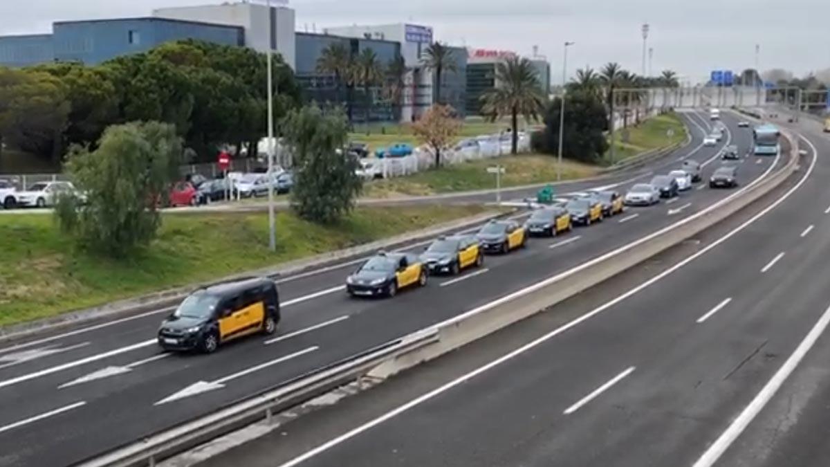 Marcha lenta de taxistas en la entrada de la Gran Vía a Barcelona desde El Prat.