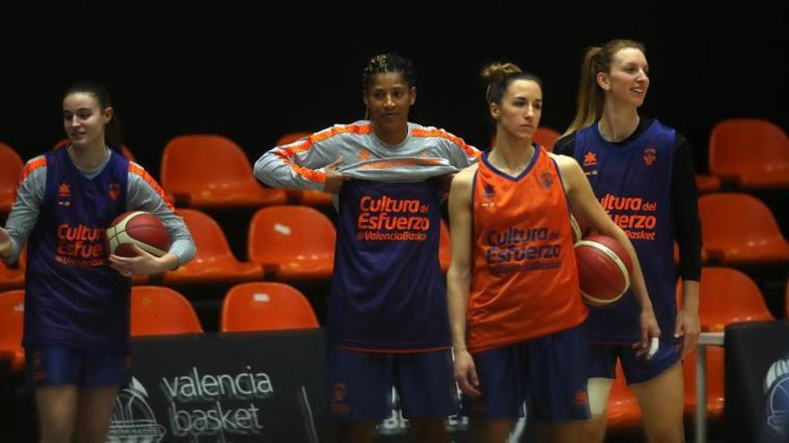 Trahan-Davis, Queralt Casas y Laura Gil, en un entrenamiento en La Fonteta. | F. CALABUIG