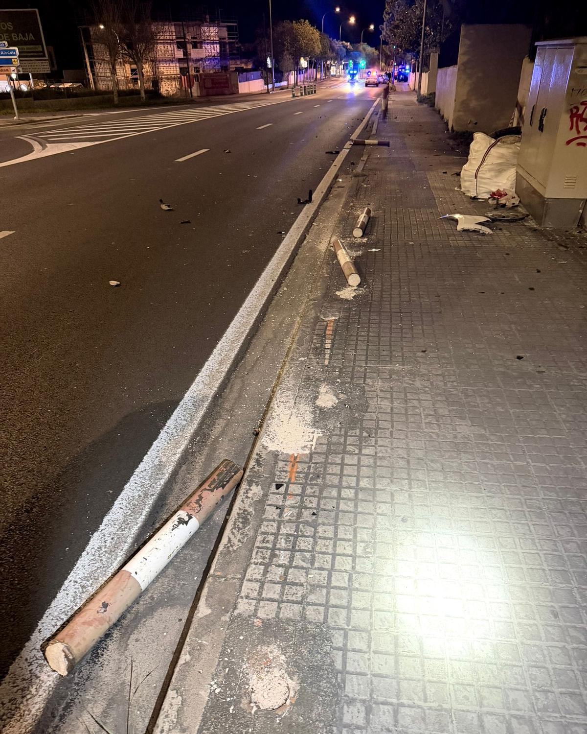 Los bolardos arrancados por el conductor acusado.