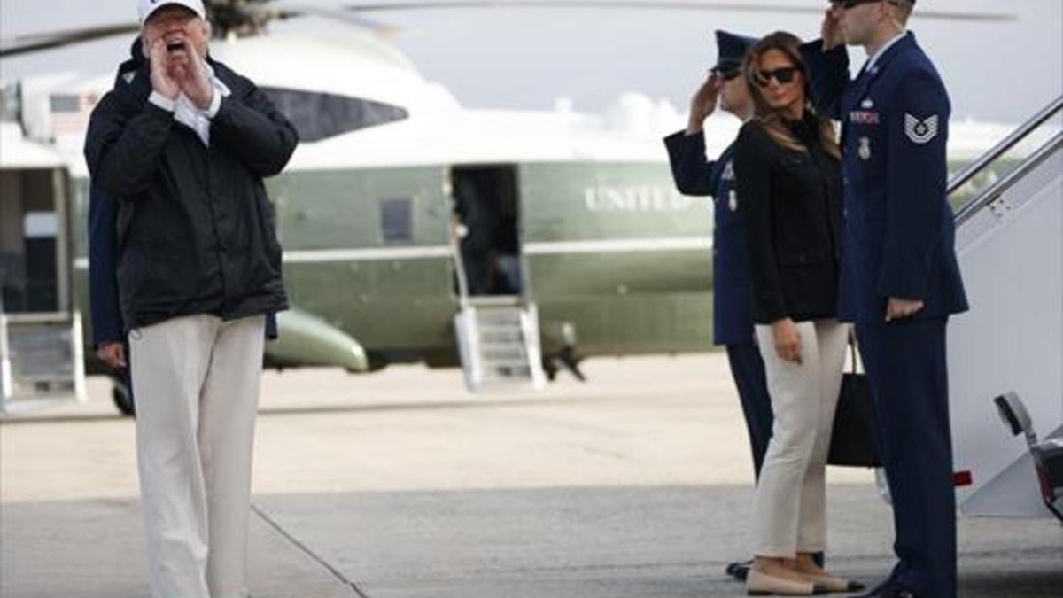 Donald Trump se dirige a los periodistas antes de subir al 'Air Force One' con su esposa, Melania, en Florida, el septiembre pasado.