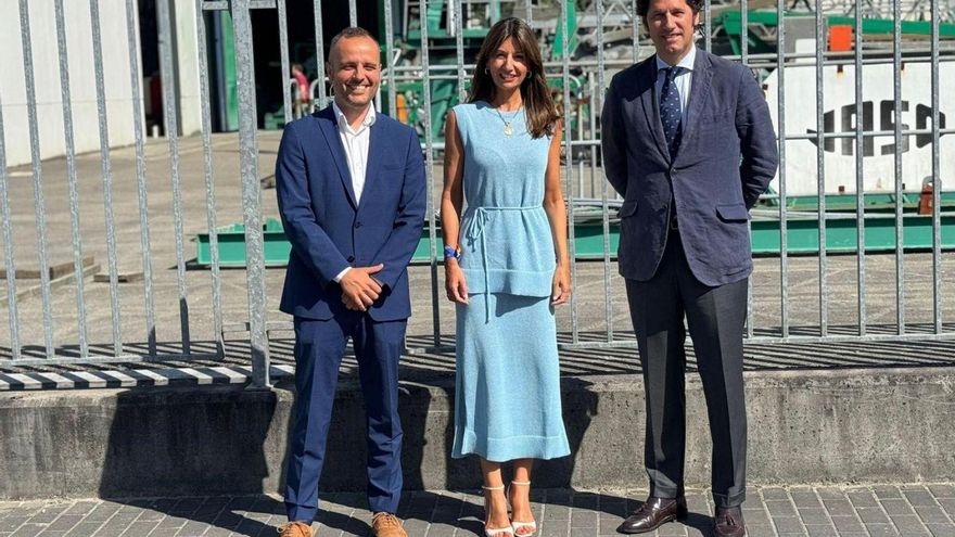 De izquierda a derecha, Juan Acuña, director de Telecable/MasOrange en Asturias; Leticia González, concejala de Economía, Transformación Digital y Políticas Sociales, y Diego Suárez, responsable de administración pública de Telecable/MasOrange en Asturias. | LNE