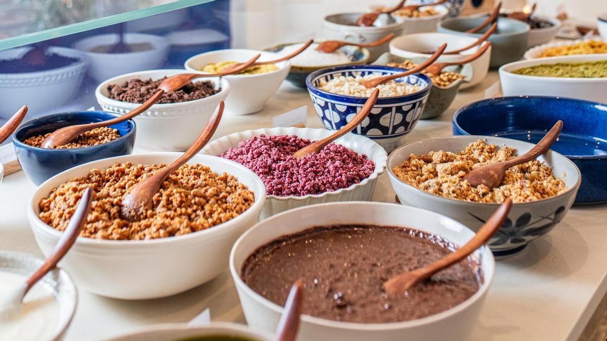 Mesa llena de toppings para crear tu combinación favorita.