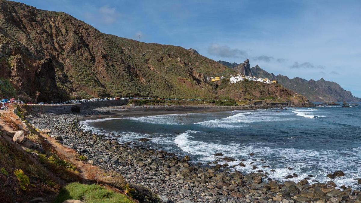 Playa de Almáciga, con el pueblo al fondo.