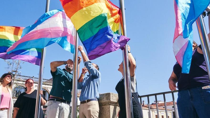 Vídeo | Cáceres iza la bandera LGTBI