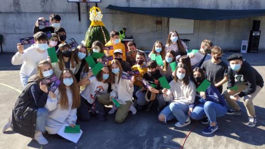 Los alumnos junto al &quot;maio&quot; elaborado en el patio.