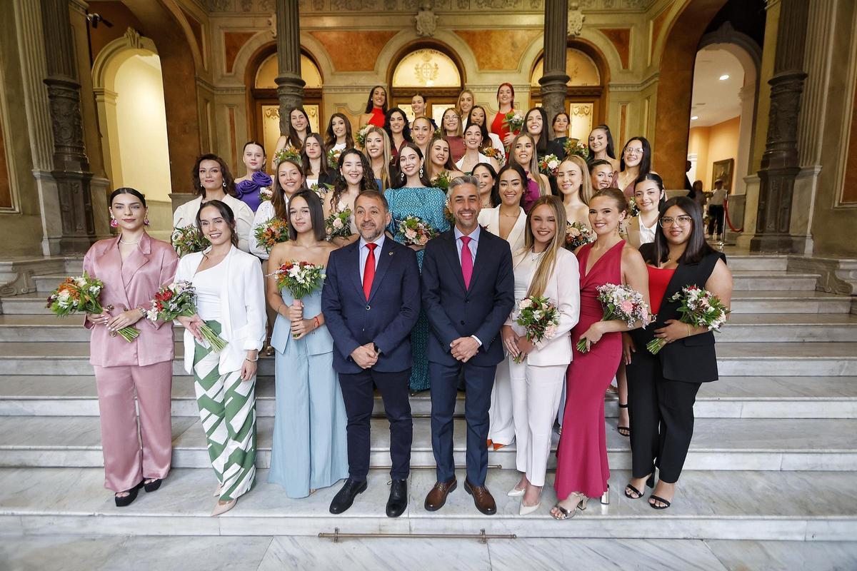 Candidatas al título de reina de las Fiestas de Mayo, con el alcalde y el concejal.