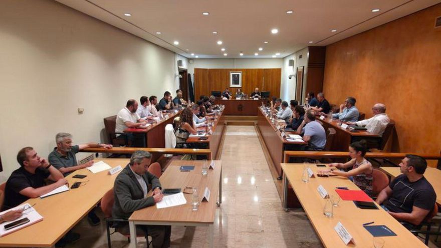 La reunión, ayer, en el ayuntamiento. | A.A.