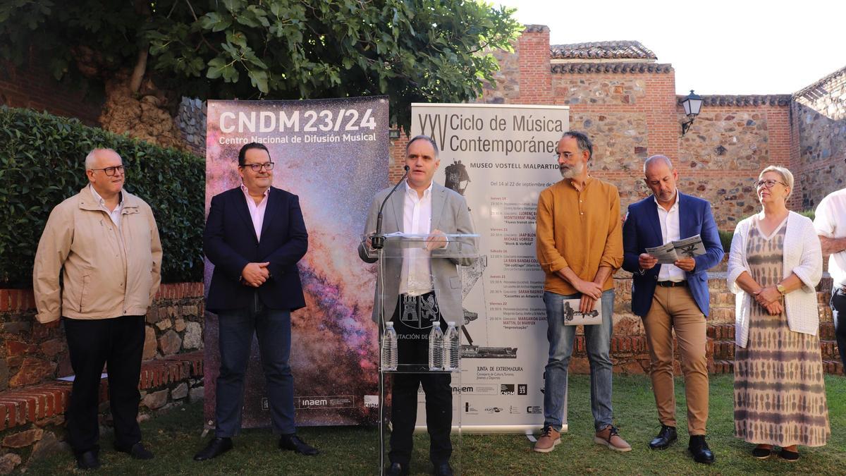 Alberto Flores, coordinador del ciclo, en la presentación.