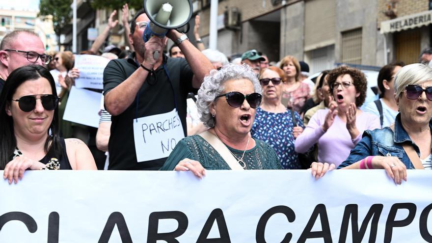 Vecinos reclaman soluciones a los hundimientos y socavones en la calle Clara Campoamor en Elche
