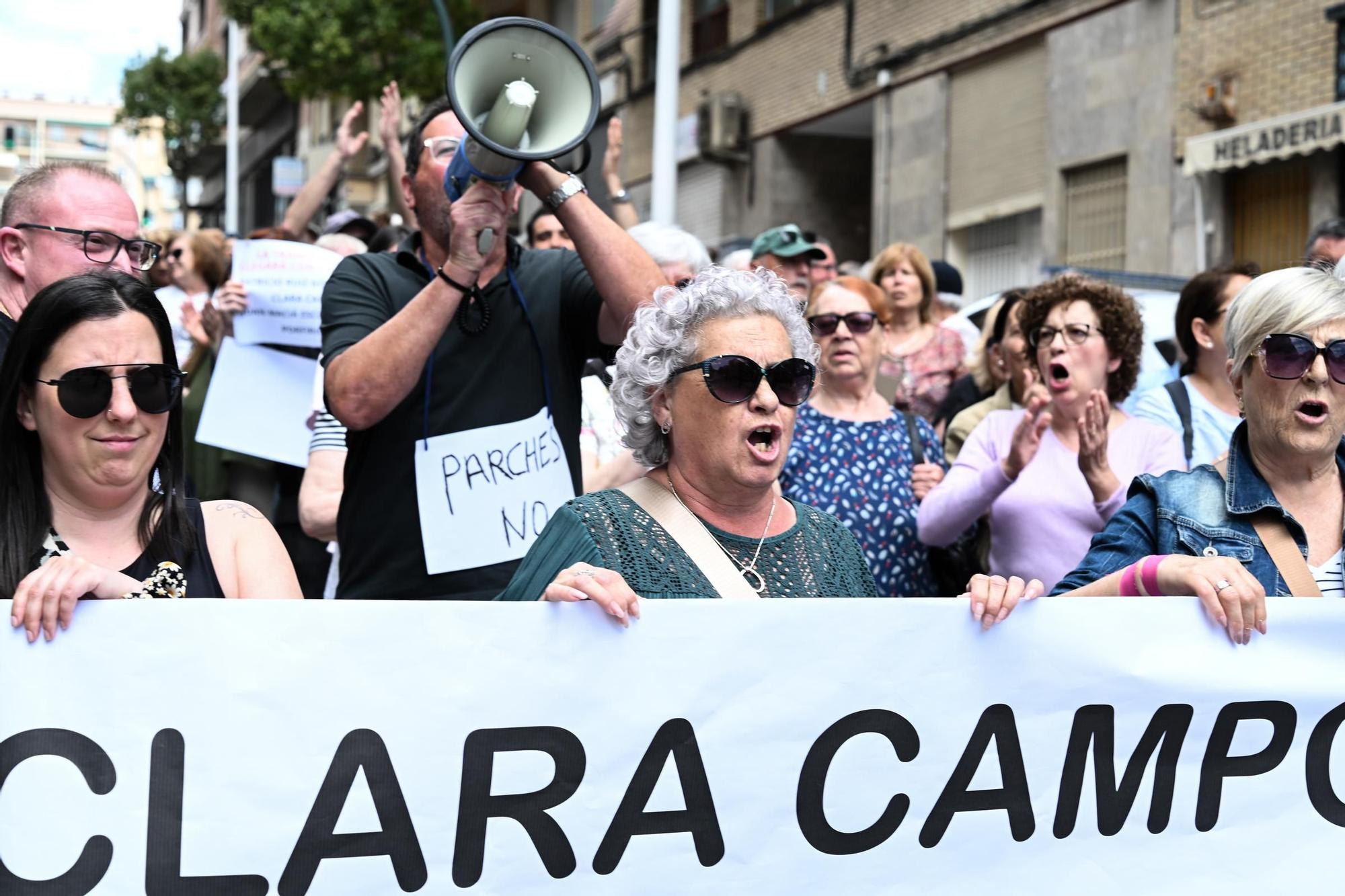 Vecinos se manifiestan pidiendo soluciones tras los hundimientos en la calle Clara Campoamor en Elche
