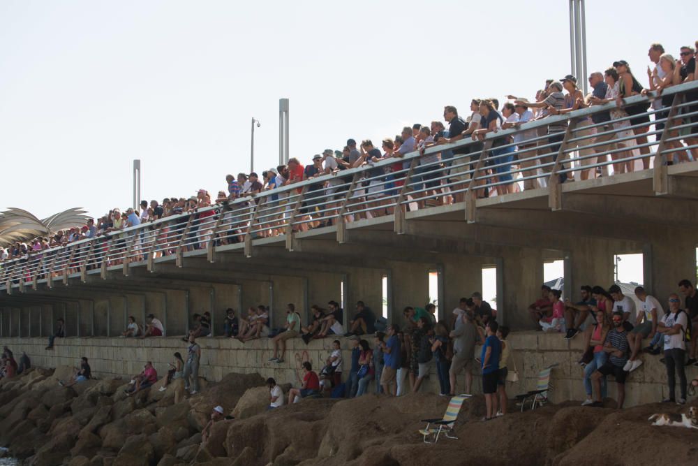 Miles de personas se dan cita en el Village del Puerto de Alicante para disfrutar del estreno de la competición