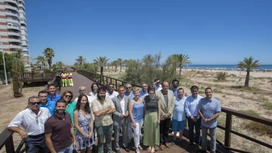 Gandia recupera el «sendero azul» de madera tras invertir 125.000 euros