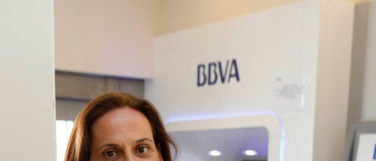 Yolanda Martínez-Bajo, en la oficina principal del BBVA en Gijón.