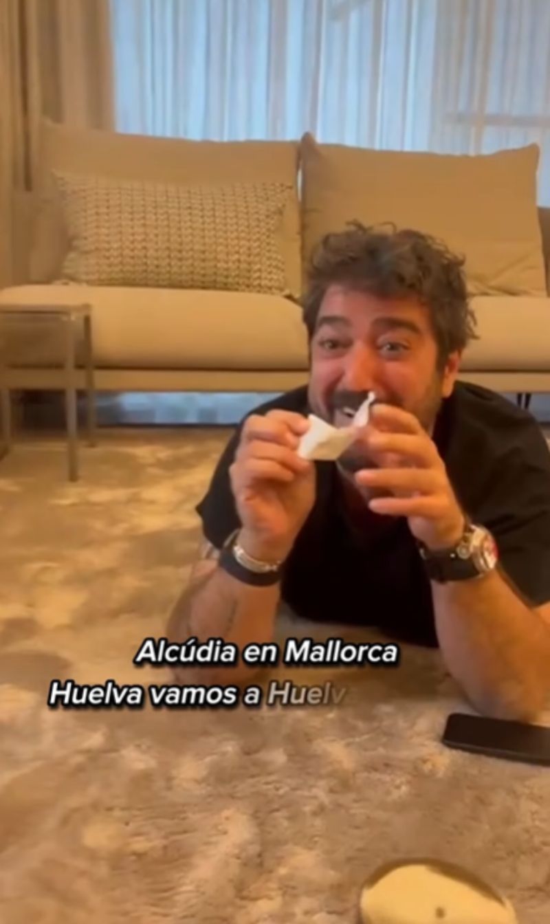 El salón es uno de los sitios preferidos de Antonio Orozco para jugar con su hija