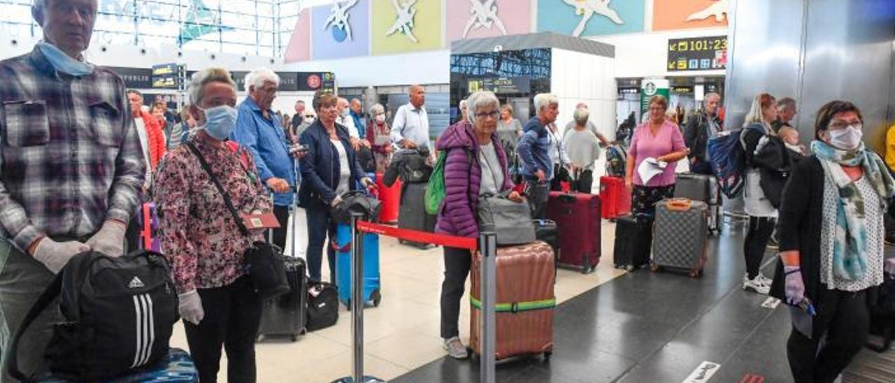 Salida de turistas nórdicos por el aeropuerto de Gran Canaria cuando se decretó el primer estado de alarma en marzo del año pasado. | JUAN CASTRO