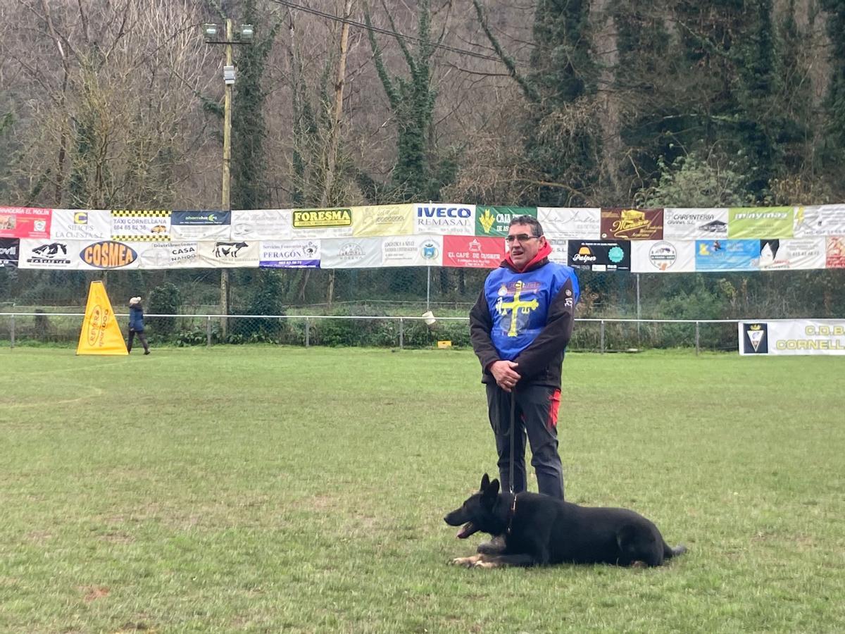 Gélida mañana de campeonato de adiestramiento canino en Cornellana