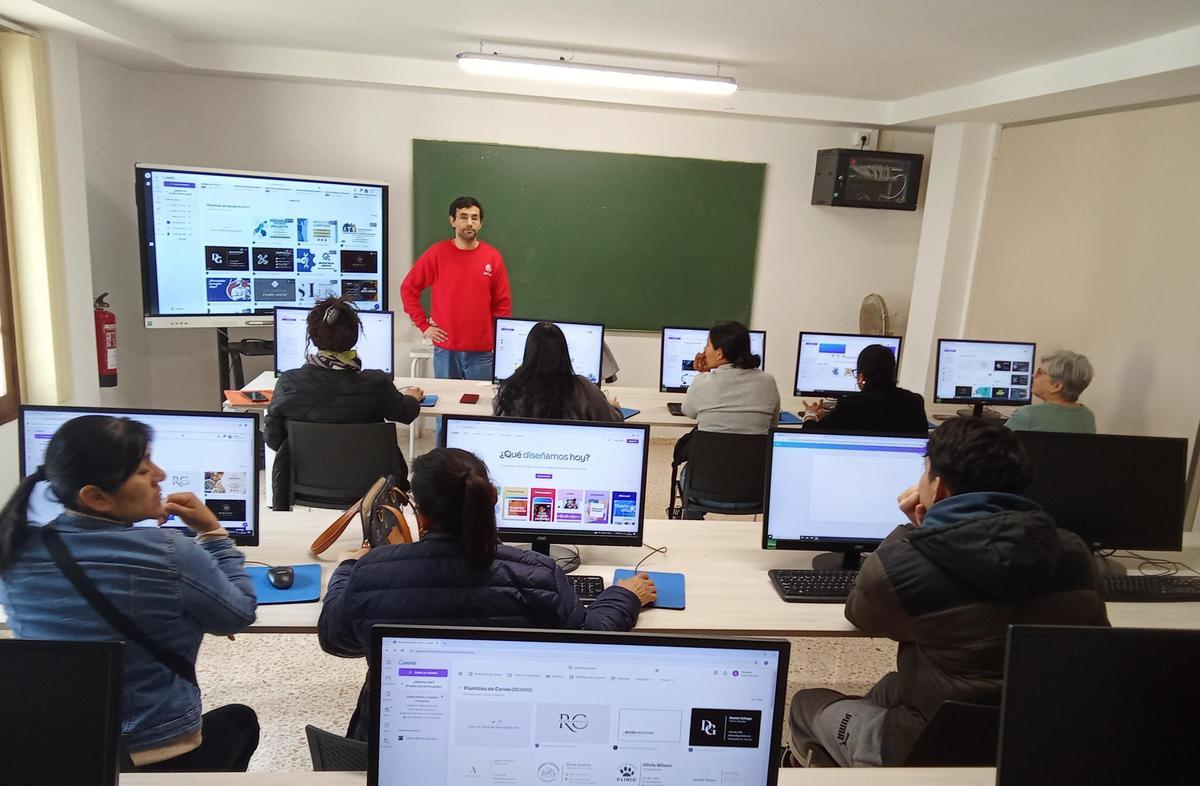 Una clase en Cáritas.