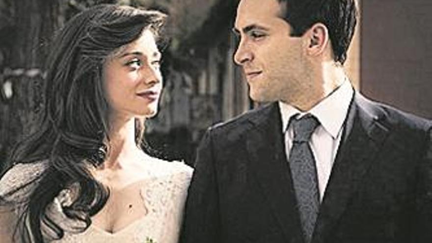 Carlos y Karina se casan antes de abandonar ‘Cuéntame...’