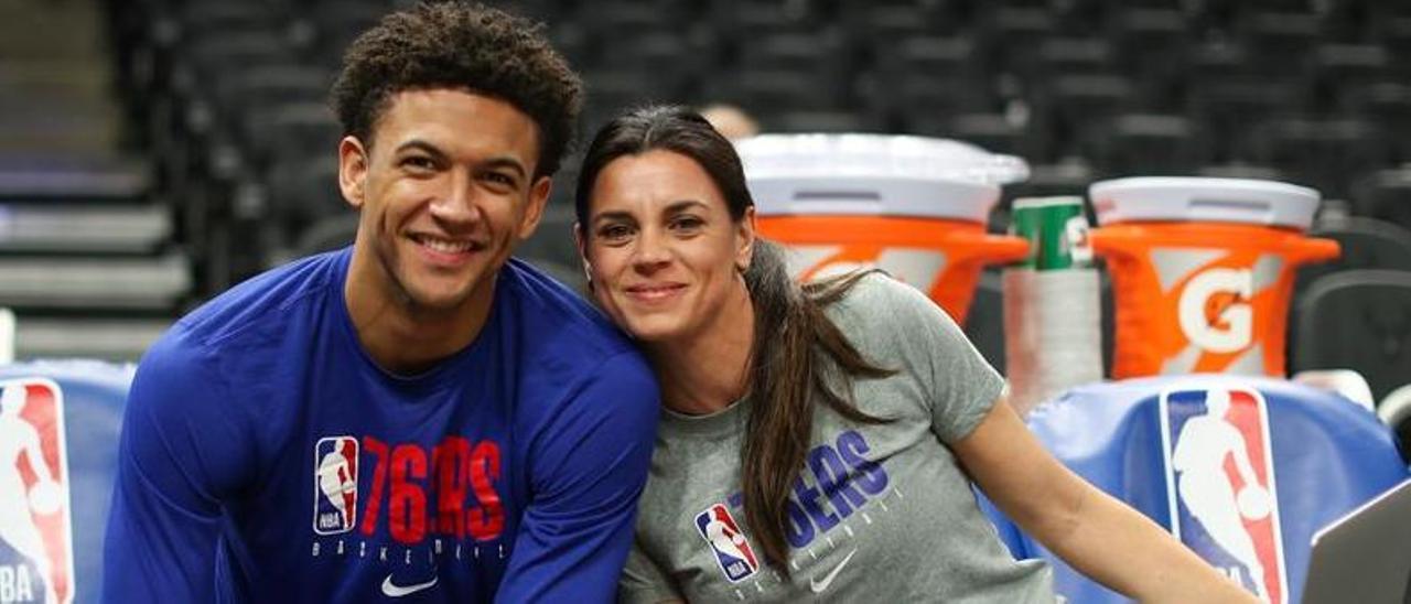 Lorena Torres, en su etapa en los Sixers, junto al baloncestista Thybulle