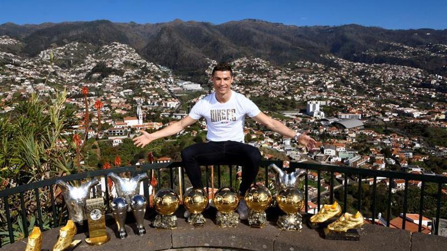 Cristiano Ronaldo empieza el año en Madeira rodeado de sus principales trofeos