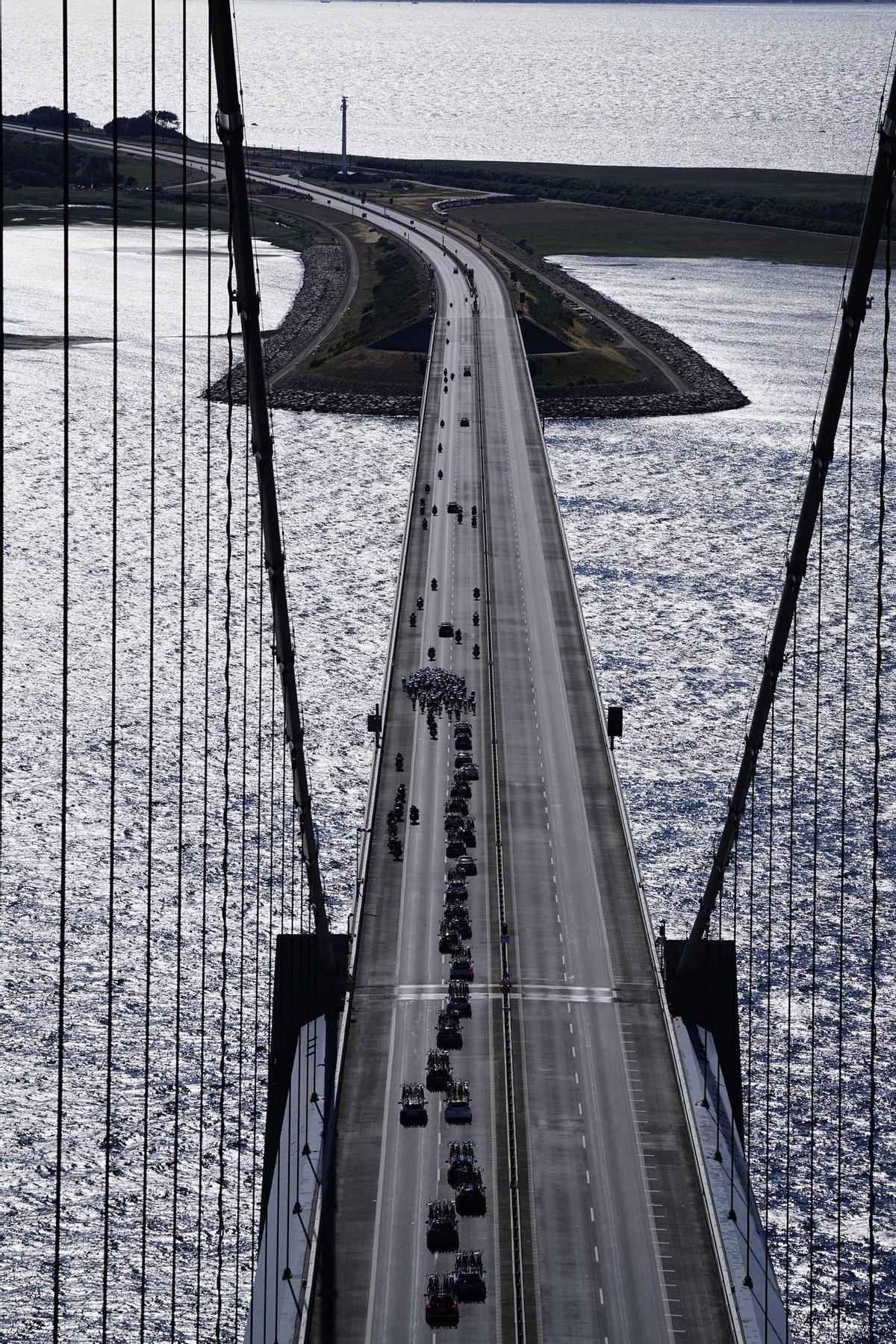 Great Belt Bridge (Denmark), 02/07/2022.- Riders cross the Great Belt Bridge during the second stage of the Tour de France 2022 cycling race, over 202.5km between Roskilde and Nyborg, Denmark, 02 July 2022. (Ciclismo, Dinamarca, Francia) EFE/EPA/Mads Claus Rasmussen DENMARK OUT