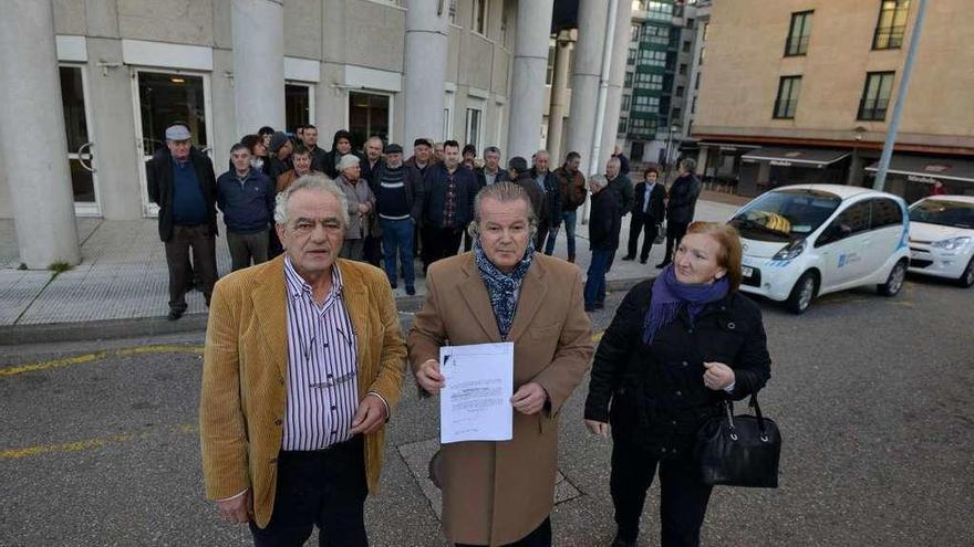 Francisco Otero, el abogado de la defensa y la mujer del acusado antes de entrar al juicio. // Gustavo Santos