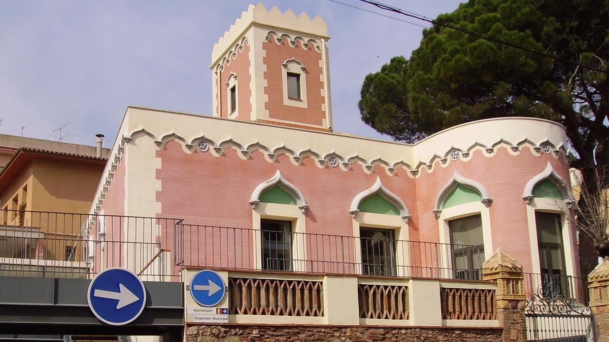 Biblioteca del pueblo de cuento situado a media hora de Viladecans.