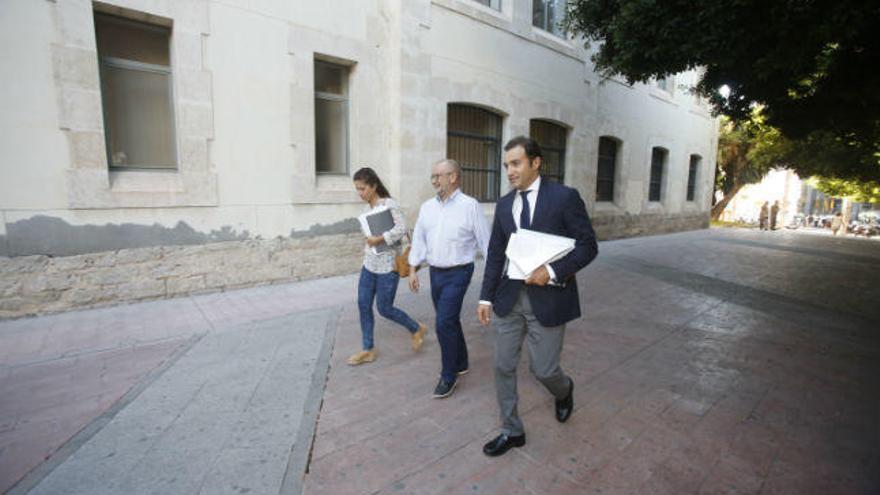 El presidente del Hércules, Carlos Parodi, a su llegada a los juzgados esta mañana