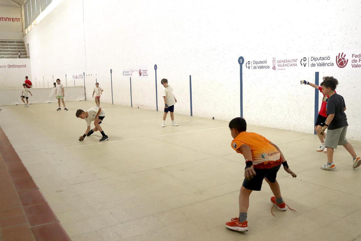 El Poliesportiu d'Ontinyent va acollir la tercera Trobada de Primària de Pilota a l'Escola 2025 26.