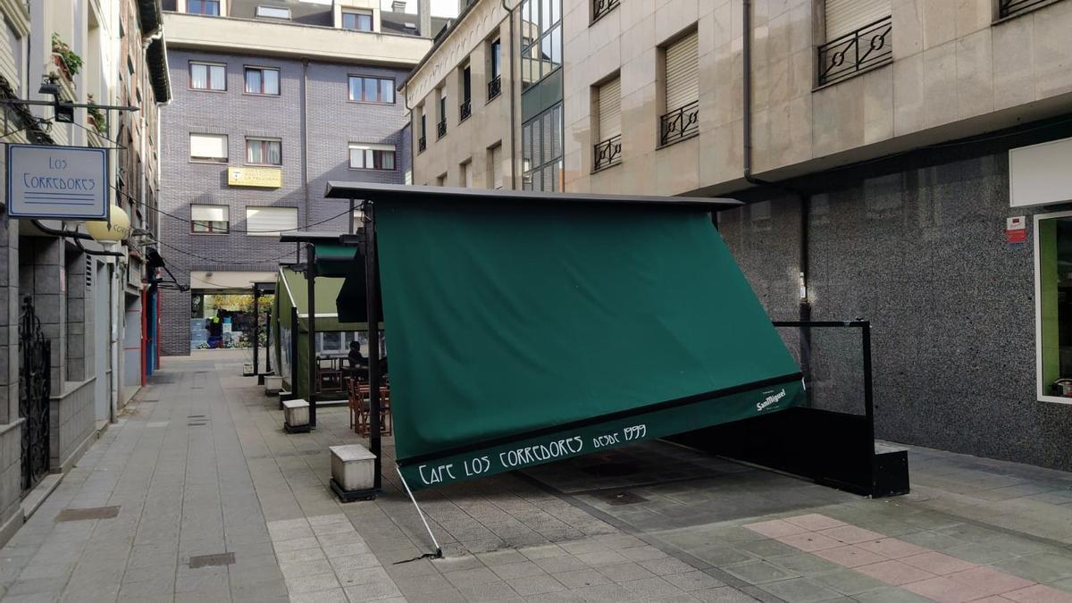 Un toldo de una terraza caído en Langreo. / M. Á. GUTIÉRREZ