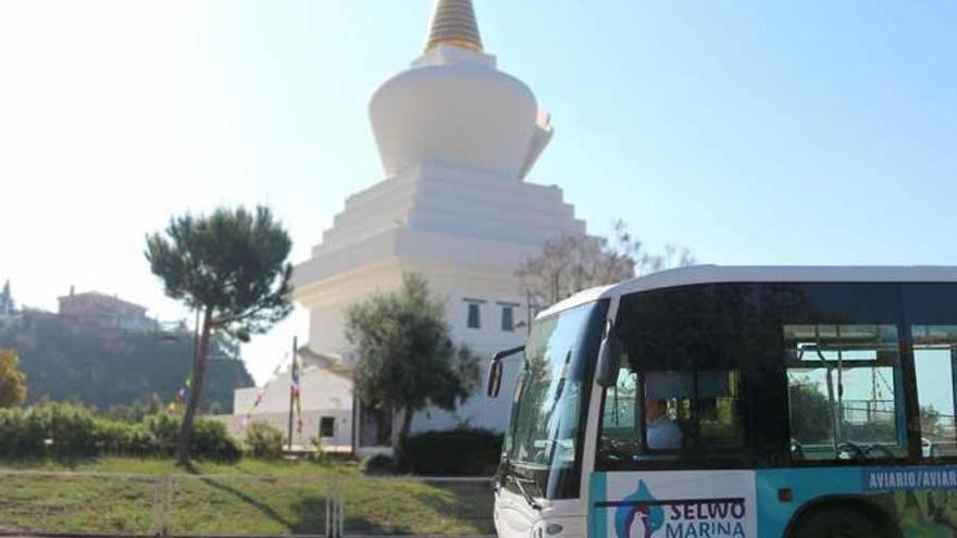 Uno de los autobuses que conforman la línea 103 en Benalmádena.