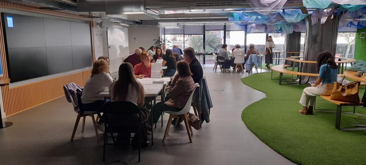 La Comunidad de Madrid adapta los servicios de Canal de Isabel II para reducir la brecha digital en mayores de 65 años.