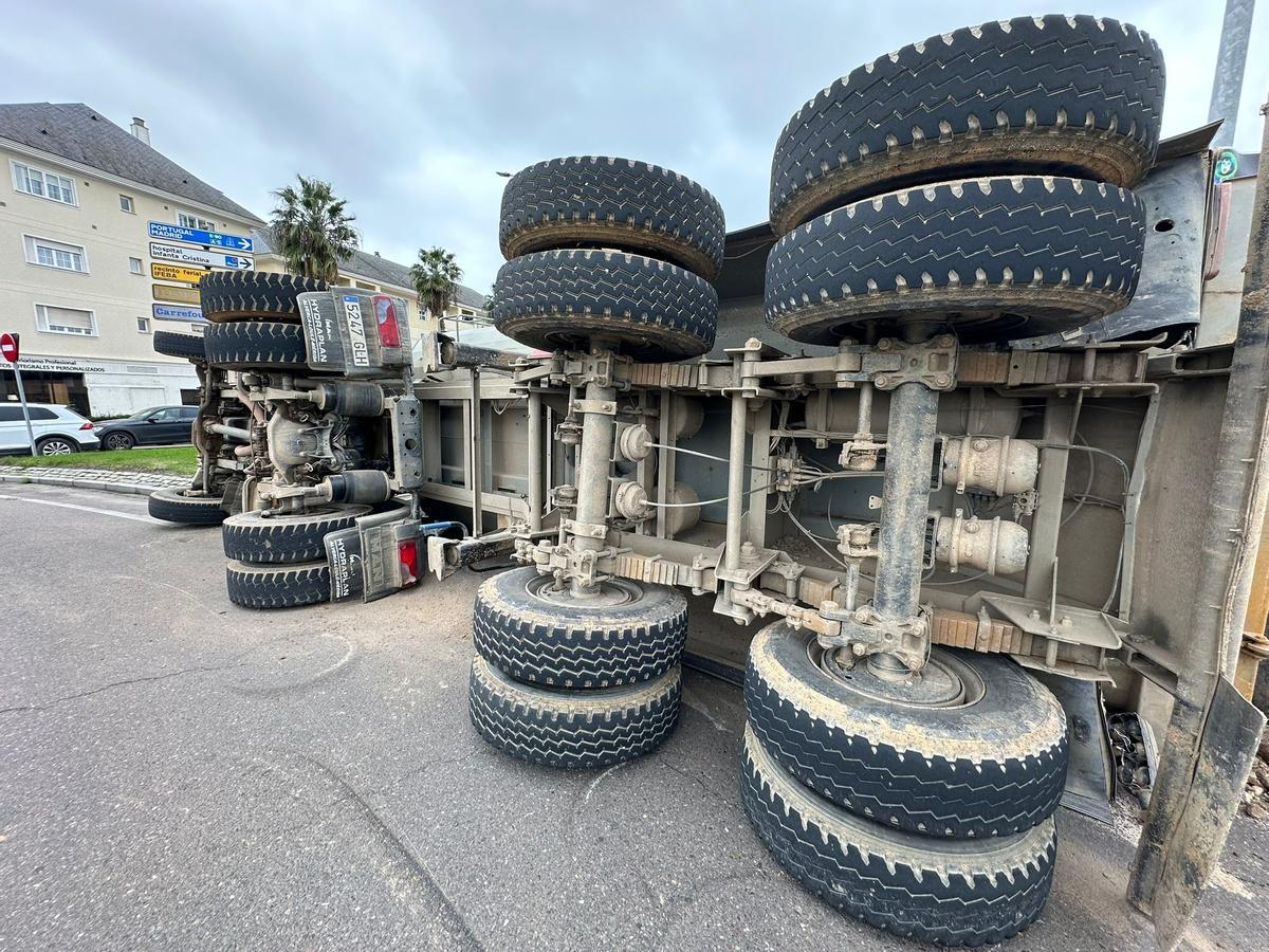 El vehículo, volcado en mitad de la calzada.