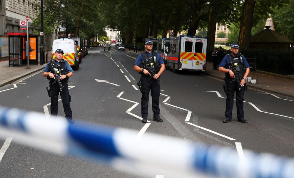 Arrestado un hombre tras estrellar su coche frente al Parlamento británico