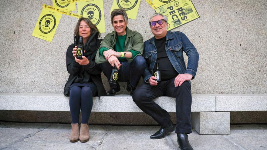 Diana Behrens, Héctor César y Álex Cabanas en la presentación de la Anarchy Lager. | | GERMÁN BARREIROS/R.A