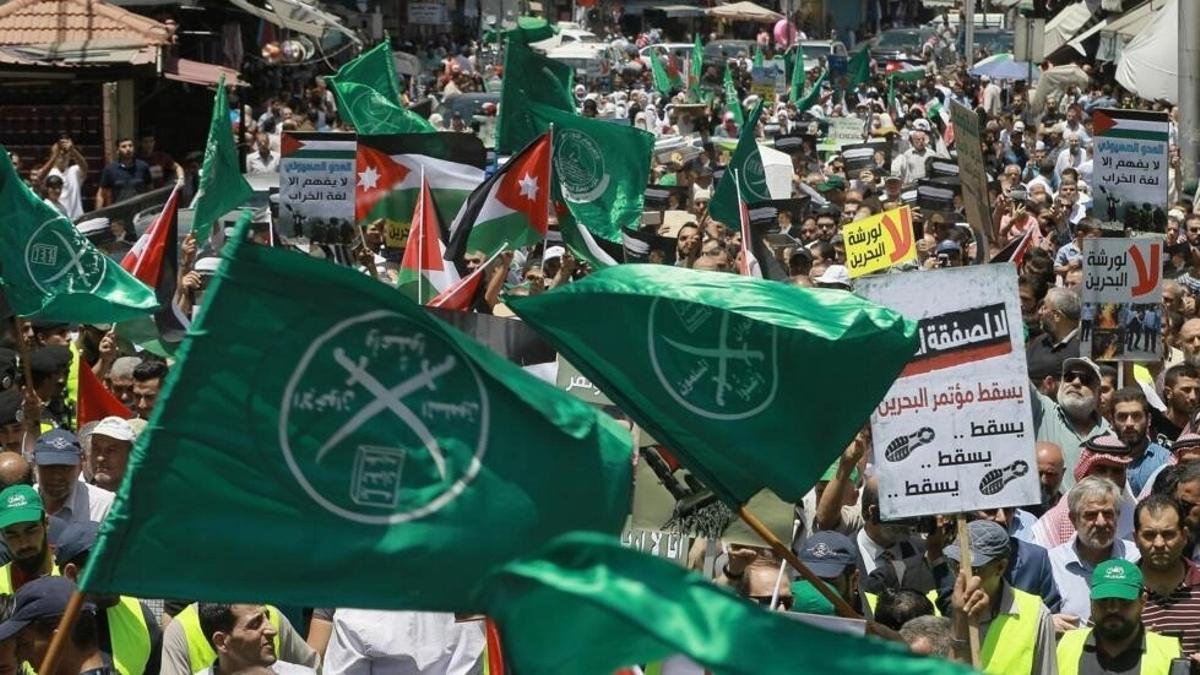 Banderas de los Hermanos Musulmanes, Jordania y otros partidos políticos en una manifestación en Ammán (Jordania) en junio de 2019.