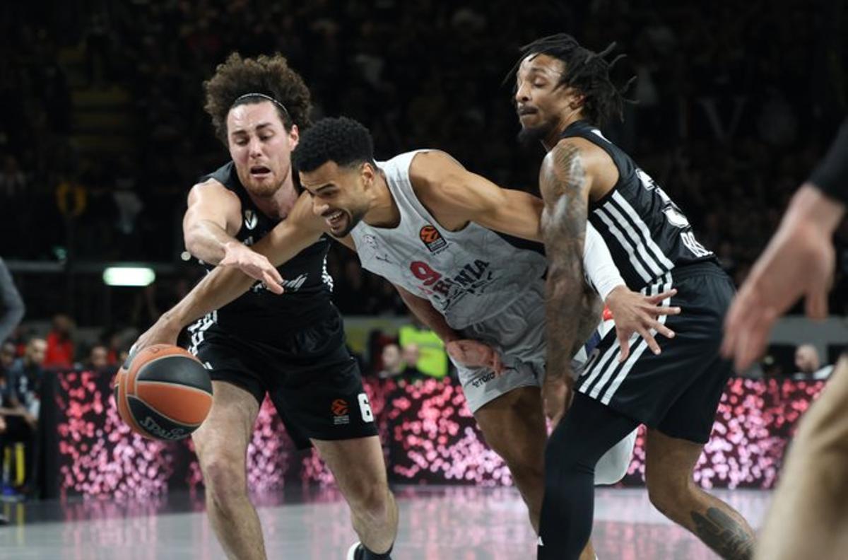 Cabarrot lucha por un balón entre dos jugadores de la Virtus Bolonia