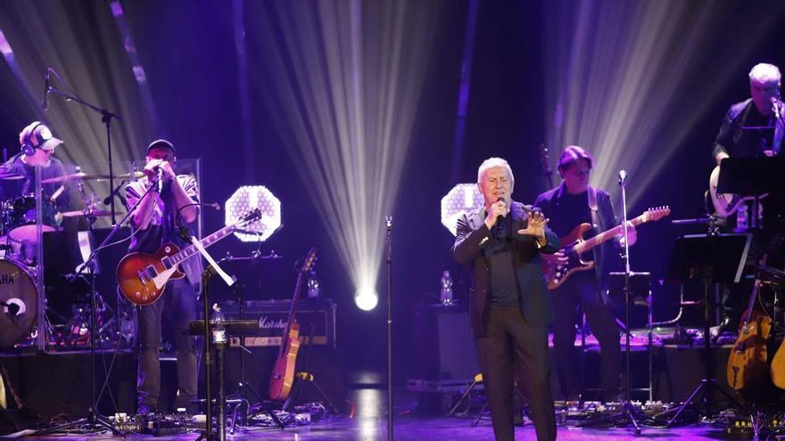 Víctor Manuel llena el Gran Teatro de Córdoba