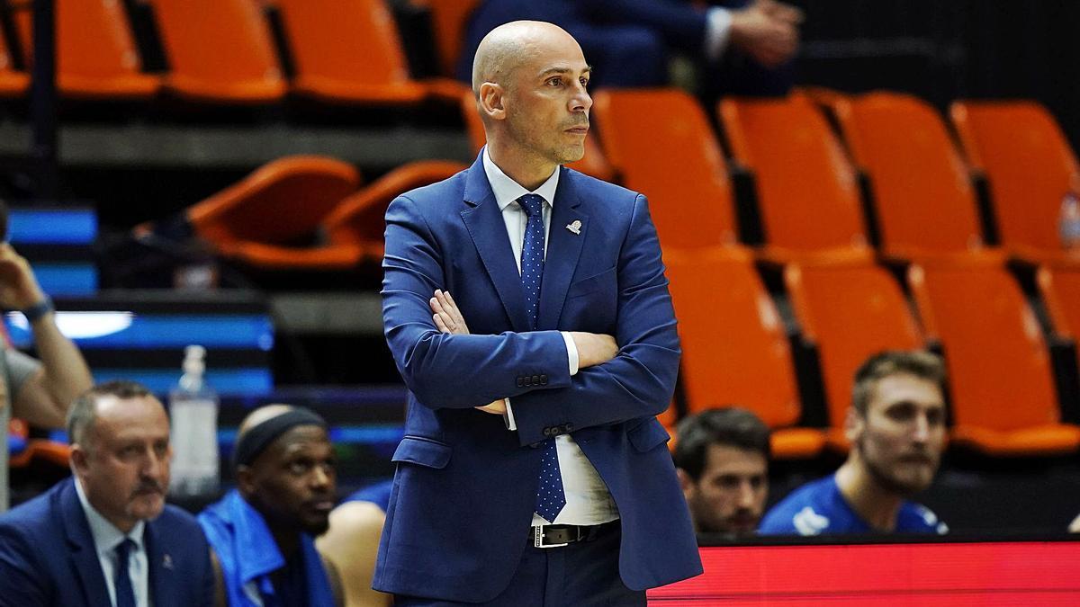 Joan Peñarroya, en un partido en La Fonteta dirigiendo al Burgos.  | ACB PHOTO