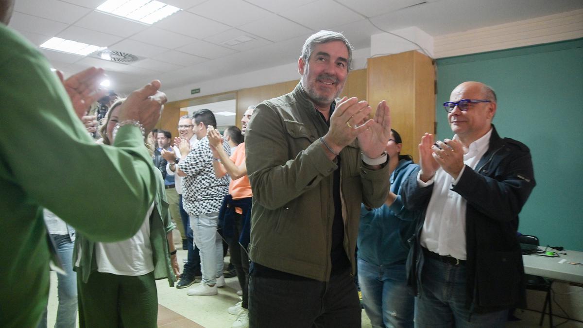 El candidato de Coalición Canaria a la Presidencia de Canarias, Fernando Clavijo (c), durante el seguimiento de la jornada electoral en la sede de Coalición Canaria