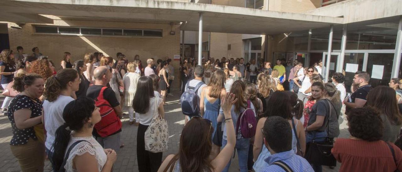 Opositores a la enseñanza, antes de entrar a las pruebas que se celebraron en Alicante. | PILAR CORTÉS