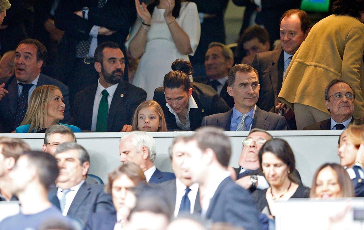 La infanta Sofía en el palco del Santiago Bernabéu junto a Cristina Cifuentes y Felipe VI