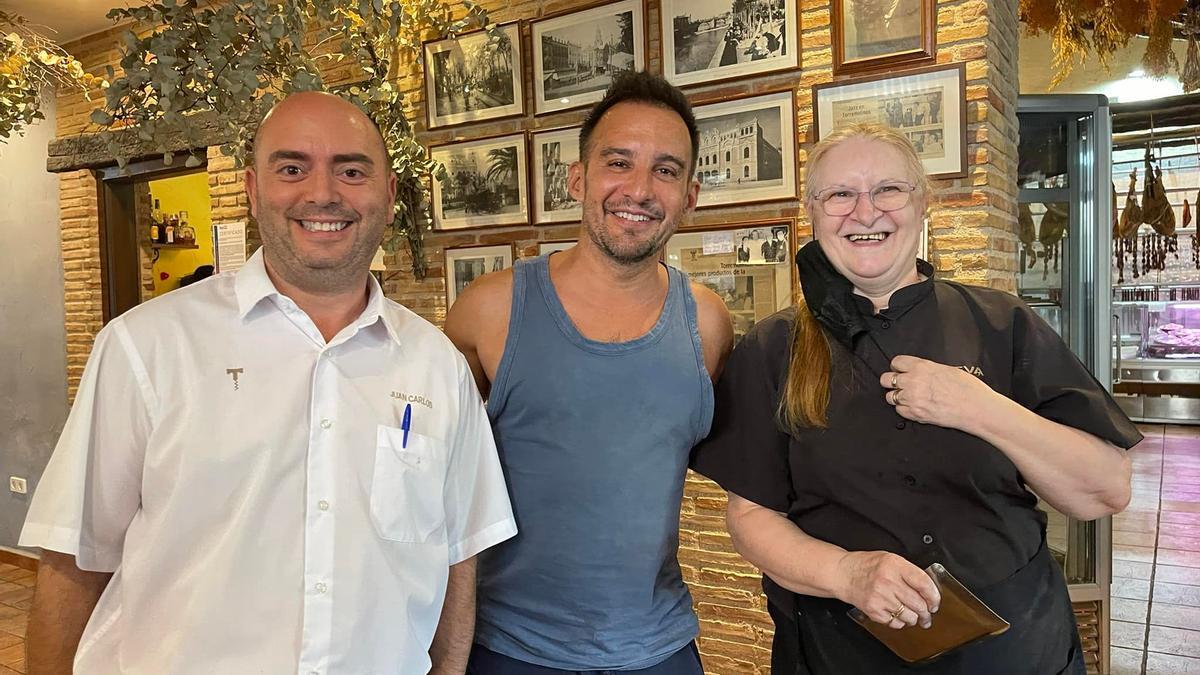 Alejandro Amenábar, junto a empleados del restaurante Torremolinos, en Murcia.