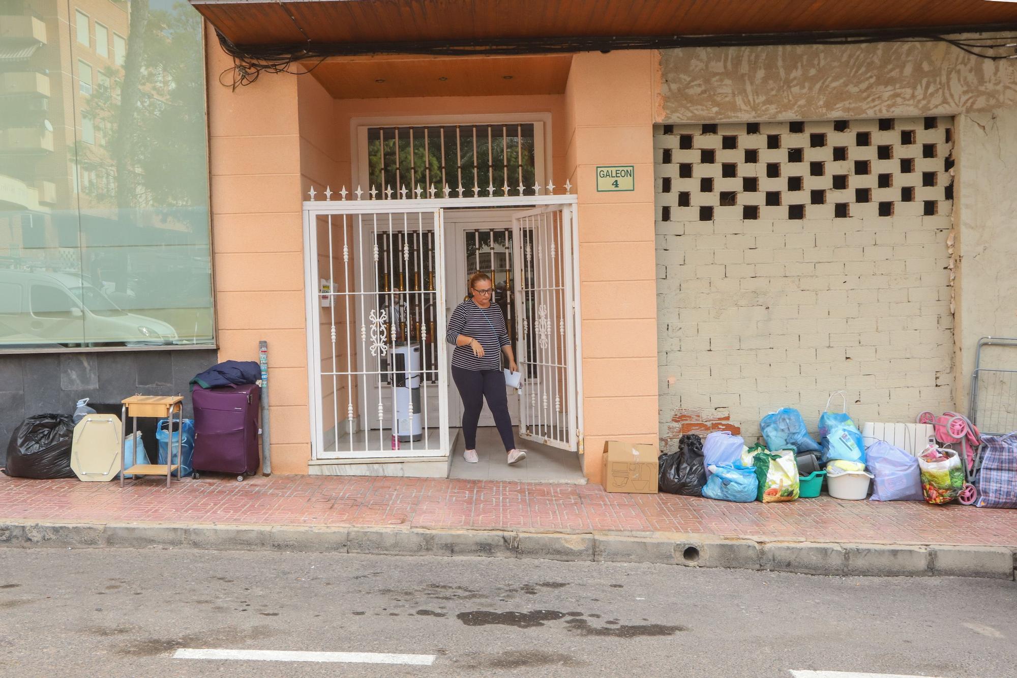 La PAH frena en Torrevieja un desahucio de una familia vulnerable con dos menores