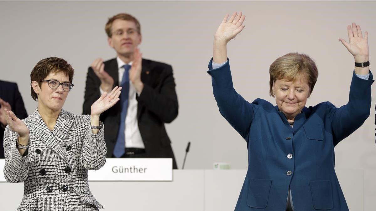 Annegret Kramp-Karrenbaue (izquierda) aplaude a Merkel en el congreso democristiano.