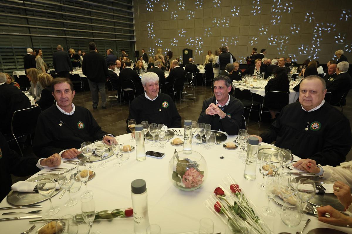 Galería de imágenes: La Filà d'En Trilles recibe el Voladoret d'Or de la Colla del Rei Barbut