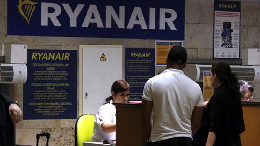 Dos passatgers facturant a l&#039;aeroport de Girona al mostrador de Ryanair.