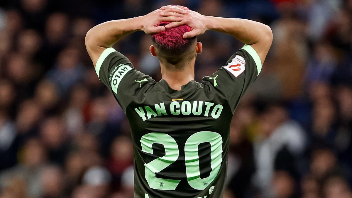 Couto, amb les mans al cap durant la derrota del Girona al Bernabéu (4-0)
